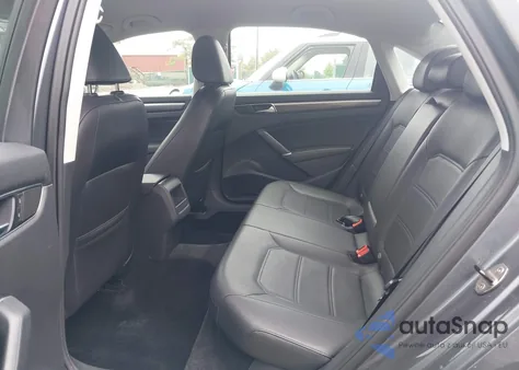 2017 Volkswagen Passat 1.8T R-Line из США, поврежденный, VIN 1VWDT7A31HC054764